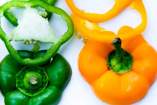 Fette di peperone verde e arancione — Foto Stock