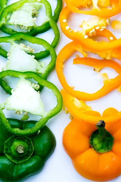 Fette di peperone verde e arancione — Foto Stock