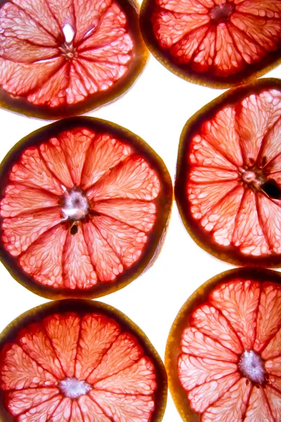 Fatias retroiluminadas de toranja rosa — Fotografia de Stock