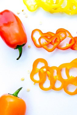 kırmızı, sarı, turuncu biber dilimlenmiş