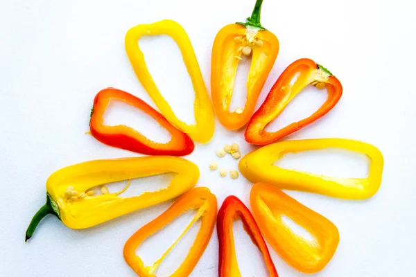 Rote, gelbe, orangefarbene Paprika in Scheiben geschnitten — Stockfoto