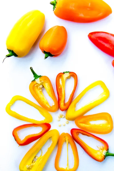 Rote, gelbe, orangefarbene Paprika in Scheiben geschnitten — Stockfoto