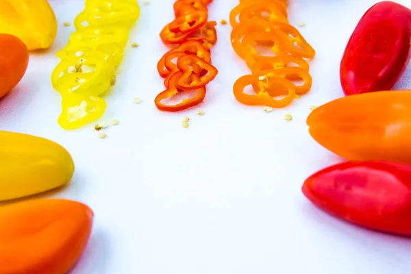 Pimientos rojos, amarillos, anaranjados en rodajas — Foto de Stock