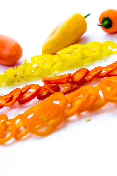 Peperoncini rossi, gialli, arancioni tagliati a fette — Foto Stock