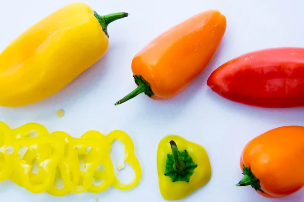 Peperoncini rossi, gialli, arancioni tagliati a fette — Foto Stock