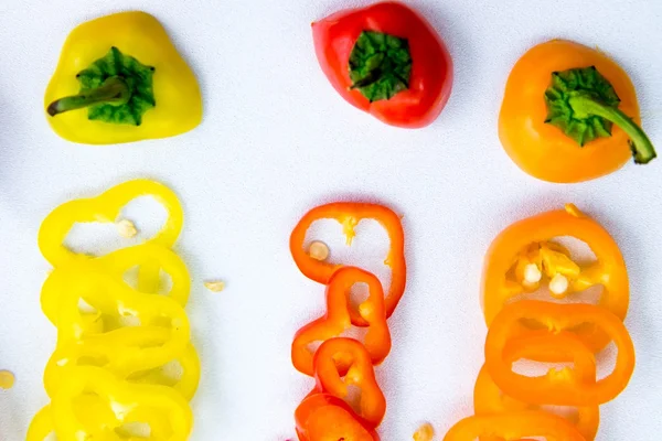 Pimientos rojos, amarillos, anaranjados en rodajas — Foto de Stock