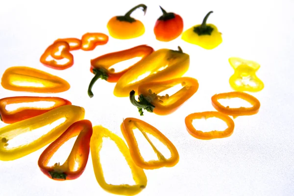 Gelbe, rote und orangefarbene Paprika in Scheiben geschnitten — Stockfoto