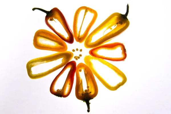 Желтый, красный и оранжевый нарезанный острый перец — стоковое фото