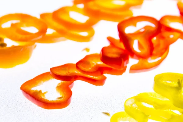 Gelbe, rote und orangefarbene Paprika in Scheiben geschnitten — Stockfoto