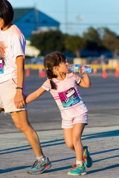 Houston, TX, USA - Color Fun Fest 5K run: corredores completando el — Foto de Stock