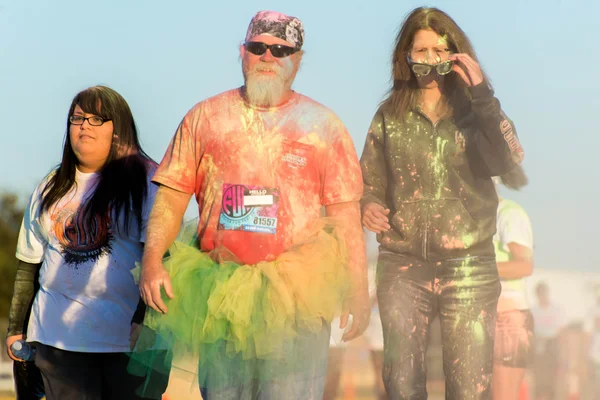 休斯顿，德克萨斯州，美国-颜色乐趣 Fest 5 k 运行: 跑步者完成 — 图库照片