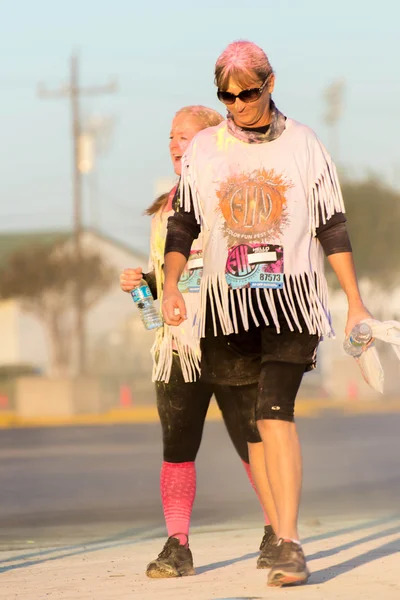 Houston, Tx, Amerika Birleşik Devletleri - renk Eğlence Festivalini 5k Çalıştır: koşucular Tamamlanıyor — Stok fotoğraf