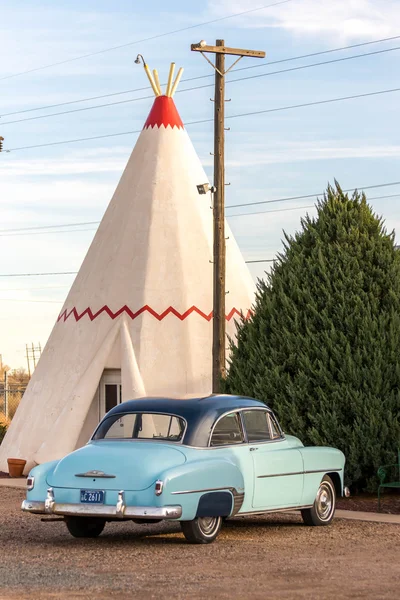 21 Aralık 2014 - Kızılderili çadırı Hotel, Holbrook, Az, Amerika Devletleri: teepee hote — Stok fotoğraf