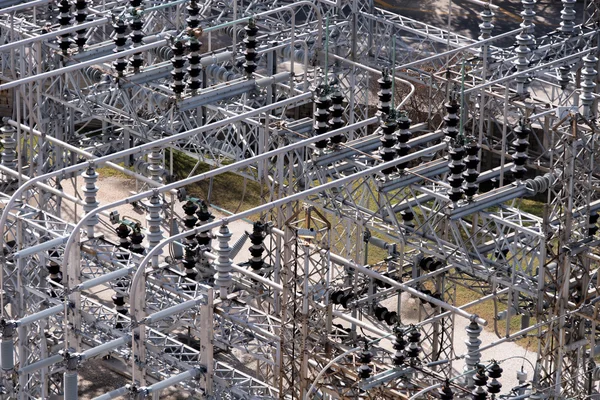 Subestación de energía eléctrica, transformadores, aisladores — Foto de Stock
