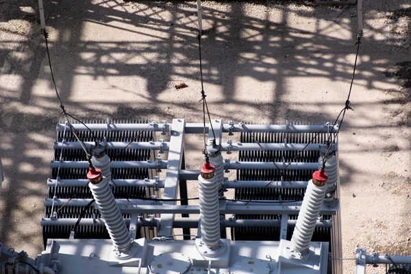 Rozvodny elektrické energie, transformátory, izolátory — Stock fotografie