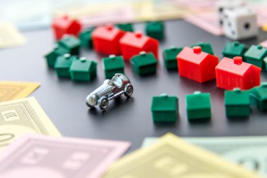 8 Şubat 2015: Houston, Tx, Amerika Birleşik Devletleri. Monopoly parası evin etrafında
