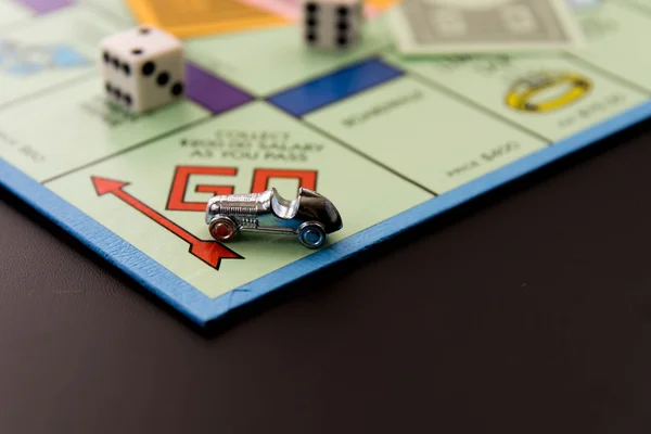 February 8, 2015: Houston, TX, USA.  Monopoly game board with ca — Stock Photo, Image