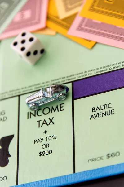 February 8, 2015: Houston, TX, USA.  Monopoly game board with ca — Stock Photo, Image