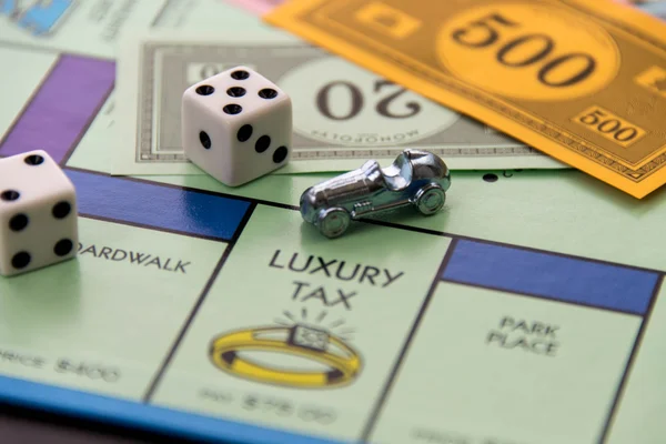 February 8, 2015: Houston, TX, USA.  Monopoly game board with ca — Stock Photo, Image