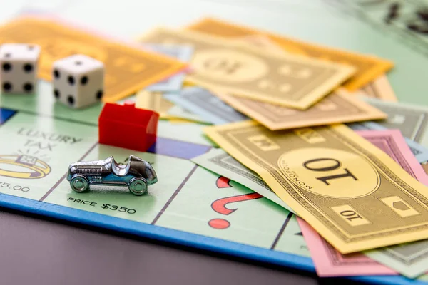 February 8, 2015: Houston, TX, USA.  Monopoly game board with ca — Stock Photo, Image