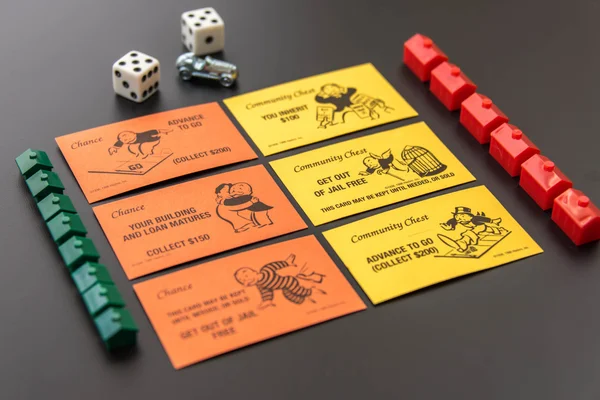 8. Februar 2015: houston, tx, usa. Monopoly-Stücke und Communi lizenzfreie Stockfotos