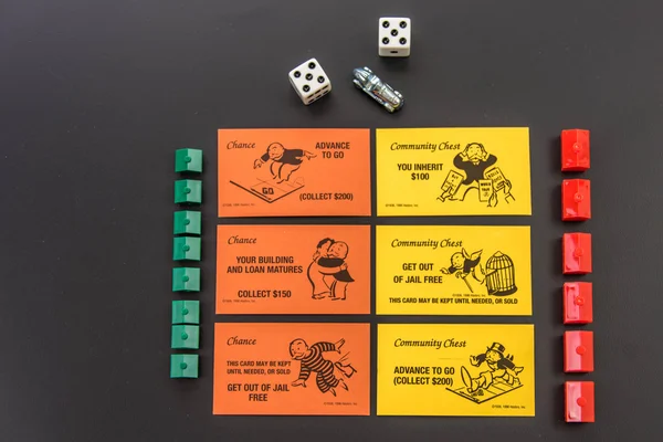 8. Februar 2015: houston, tx, usa. Monopoly-Stücke und Communi lizenzfreie Stockbilder
