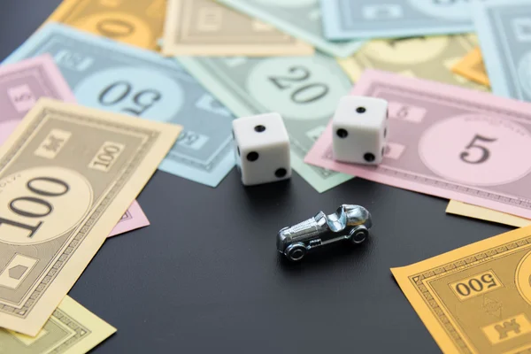 8 février 2015 : Houston, TX, États-Unis. Monopoly voiture, dés et mone — Photo