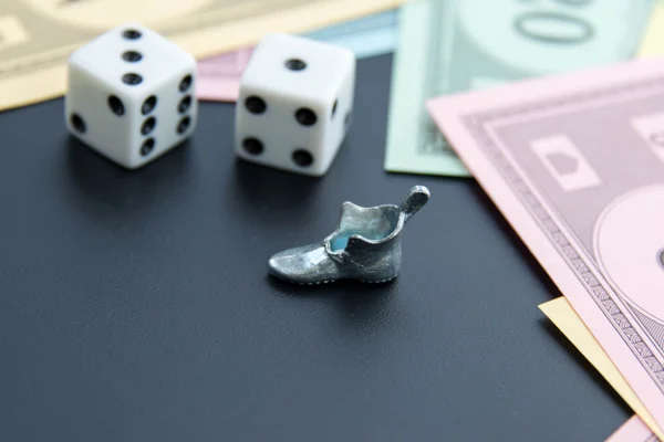 8 февраля 2015 года: Хьюстон, Техас, США. Monopoly shoe, dice and mon — стоковое фото