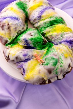 Bebek pastayla Mardi Gras Kralı