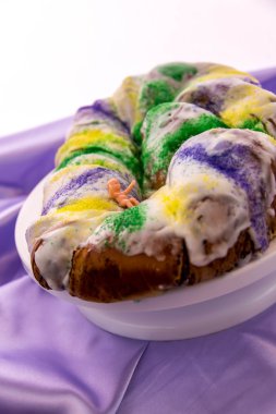 Bebek pastayla Mardi Gras Kralı