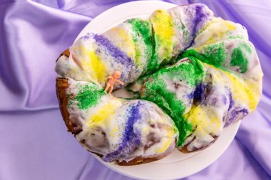 Bebek pastayla Mardi Gras Kralı