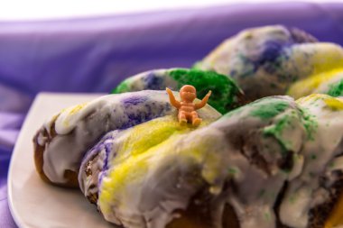 Bebek pastayla Mardi Gras Kralı