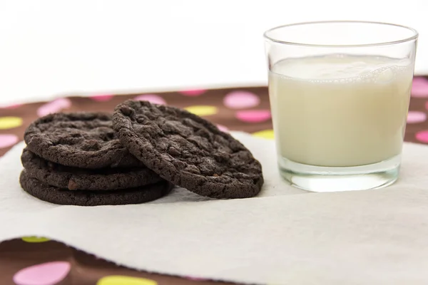 Galletas de chocolate y vaso de leche —  Fotos de Stock