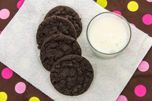 Chocolate cookies and glass of milk — Stock Photo, Image