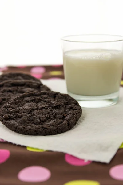 Шоколадное печенье и стакан молока — стоковое фото