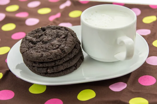 Galletas de chocolate y vaso de leche —  Fotos de Stock