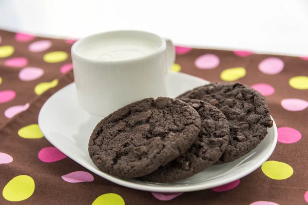 Biscuits au chocolat et verre de lait — Photo