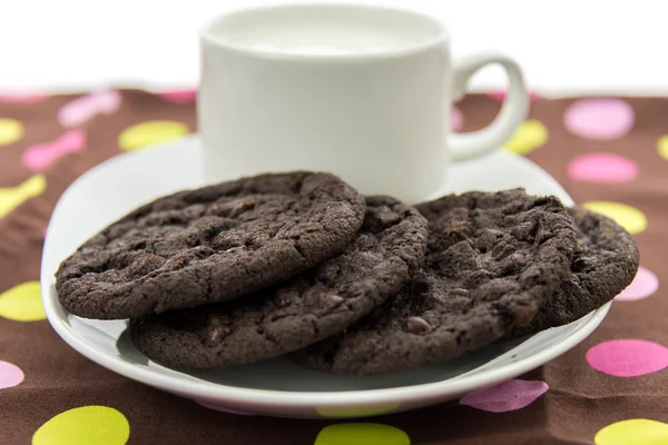 Biscuits au chocolat et verre de lait — Photo