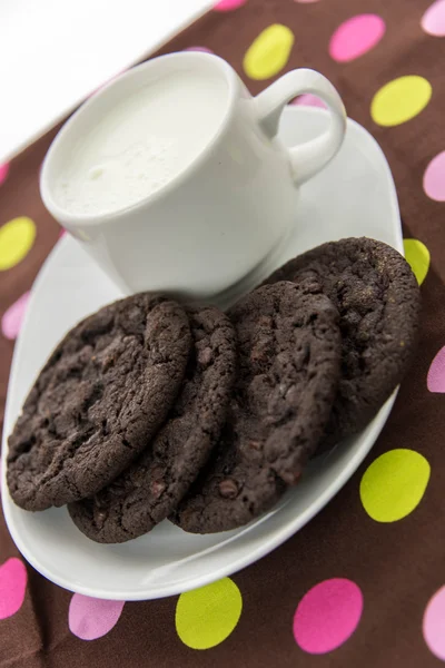 Galletas de chocolate y vaso de leche —  Fotos de Stock