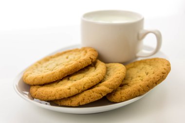 düz şeker kurabiye ve süt fincan