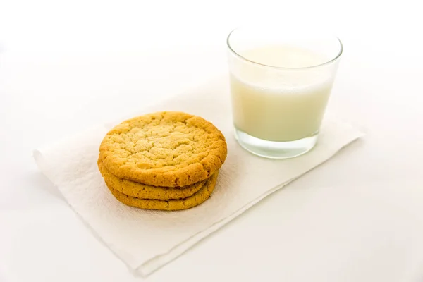 平原的糖霜饼干和牛奶杯 — 图库照片