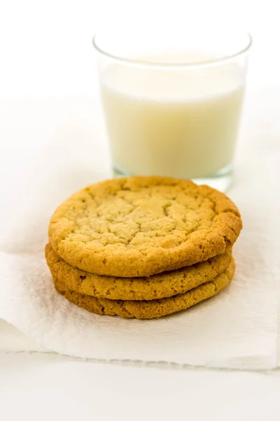 Galletas de azúcar y vaso de leche —  Fotos de Stock