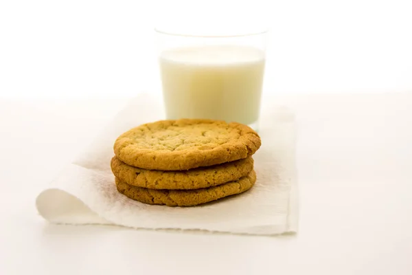 Просте цукрове печиво і склянка молока — стокове фото