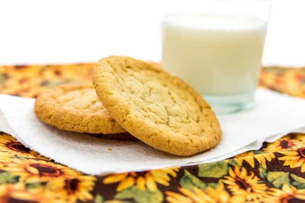 Galletas de azúcar y vaso de leche —  Fotos de Stock