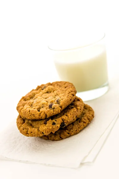 Oatmeal raisin cookies and glass of milk — Stock Photo, Image