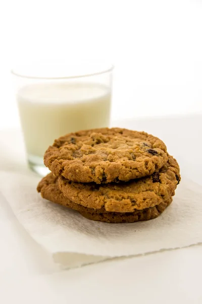 Galletas de avena con pasas y vaso de leche —  Fotos de Stock