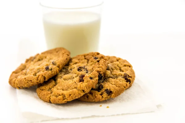 Oatmeal raisin cookies and glass of milk — Stock fotografie