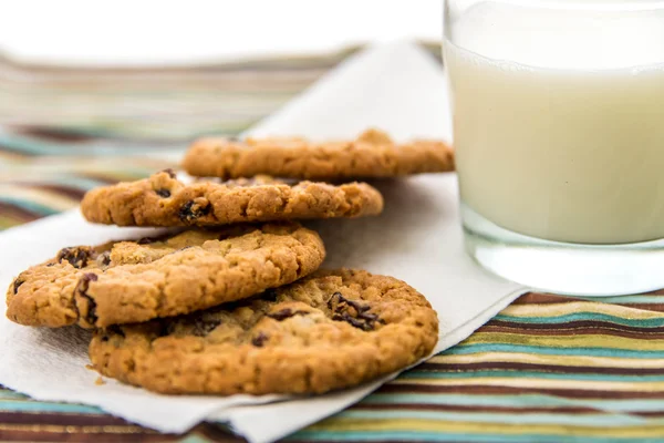 Oatmeal raisin cookies and glass of milk — 图库照片