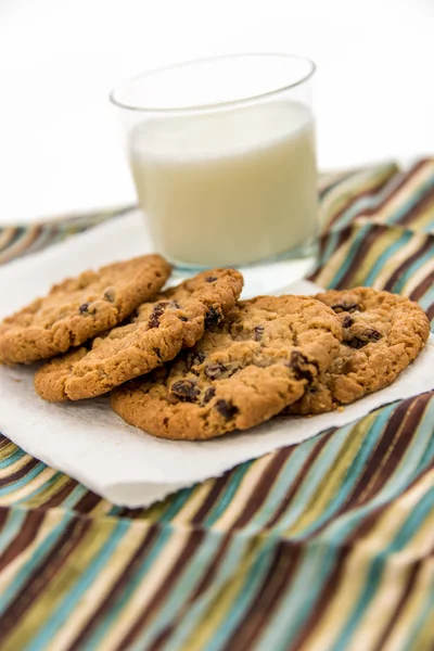 Овсяное печенье с изюмом и стакан молока — стоковое фото