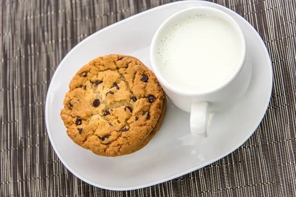 Chocolate chip cookies and cup of milk — Stock Photo, Image